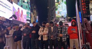 ABD’de Müslümanlar caddelere sığmadı: Times Meydanı’nda teravih
