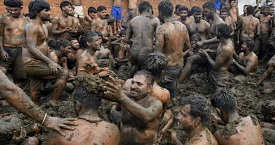 Müslüman olduğunuza şükredin: Hindistan’da inek dışkısıyla banyo
